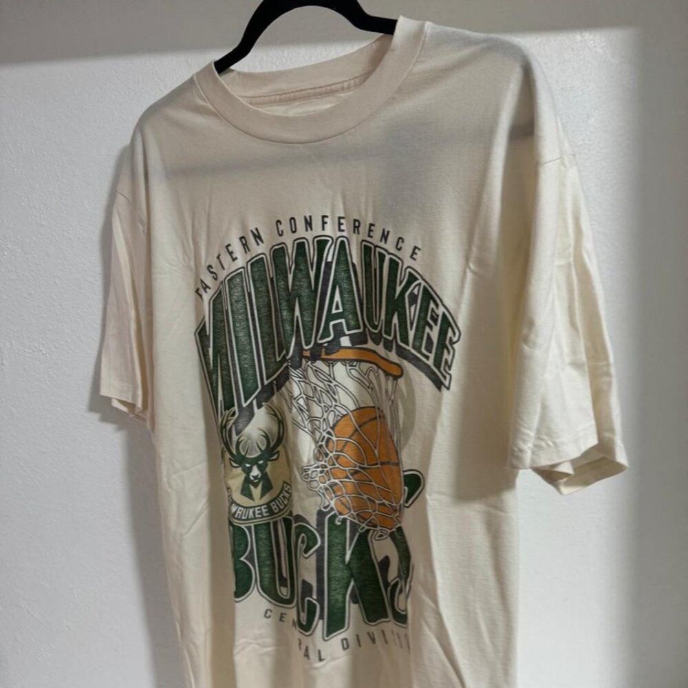 Hollister RELAXED MILWAUKEE BUCKS GRAPHIC TEE